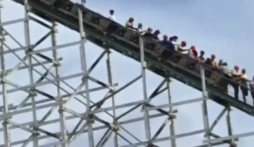 Montanha-russa tem parada técnica e pessoas são retiradas no meio do percurso, em SP