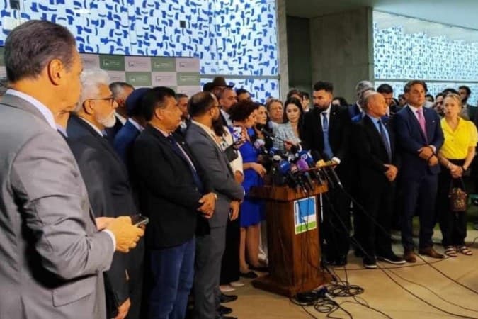 Oposição vai protocolar pedido de impeachment com duros ataques a Lula