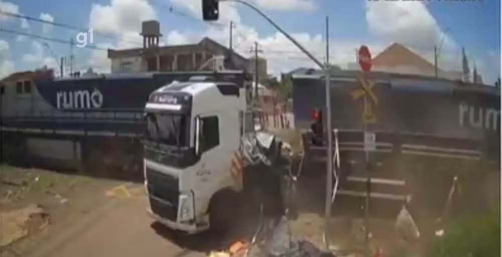 VÍDEO IMPRESSIONANTE: Trem descarrila e atinge casa depois de bater em caminhão no Paraná