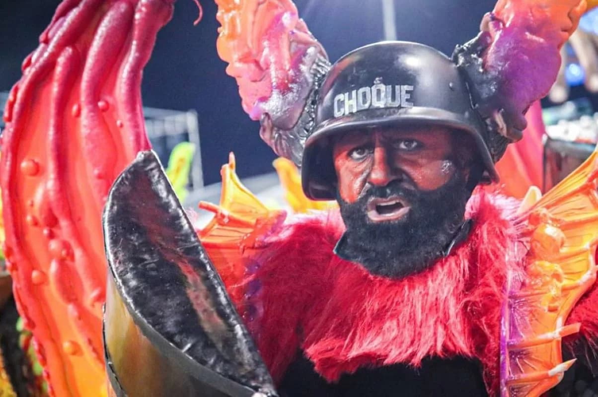 Desfile da Vai-Vai que retratou PMs como demônios gera reações de políticos da direita