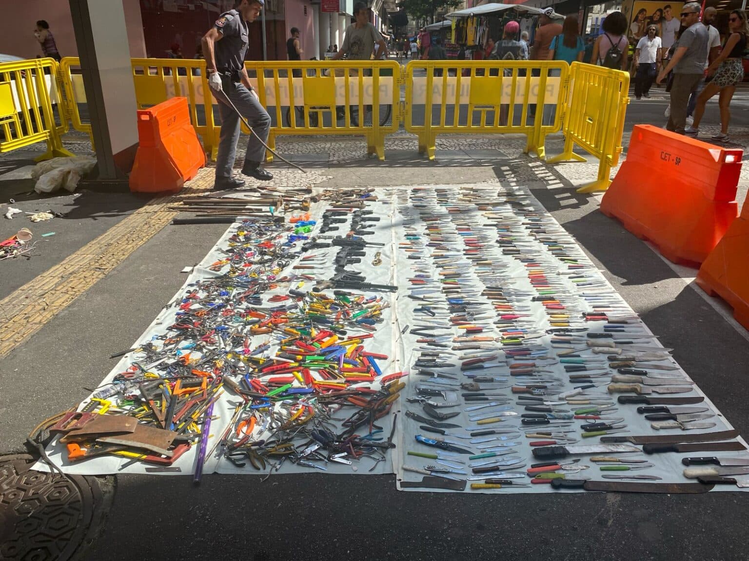 Operação policial apreende mais de mil objetos cortantes na Cracolândia