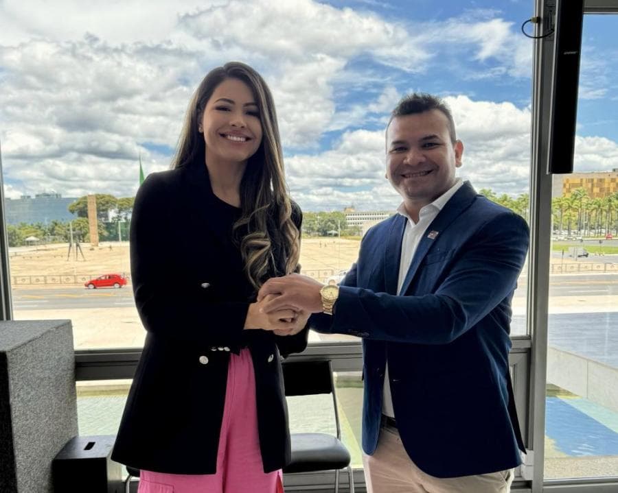 PT oficializa apoio à Brena Dianná para prefeitura de Parintins