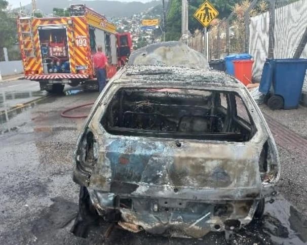 Embriagado, motorista põe fogo no próprio carro após veículo ser apreendido, em SC