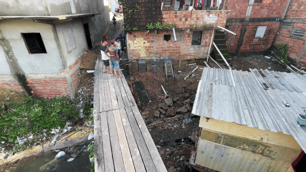 Durante forte chuva, muro desaba em bairro de Manaus