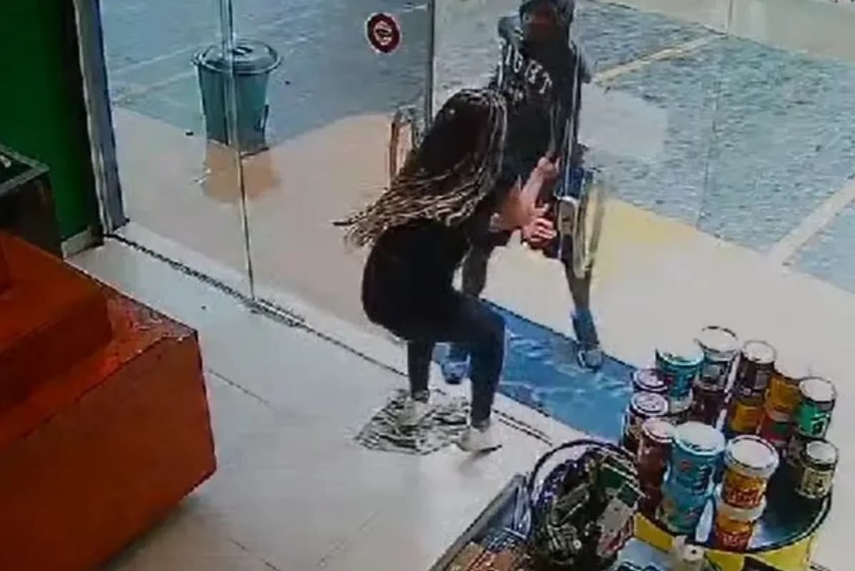 VÍDEO: Mulher enfrenta ladrão e recupera seu celular durante assalto, em SP