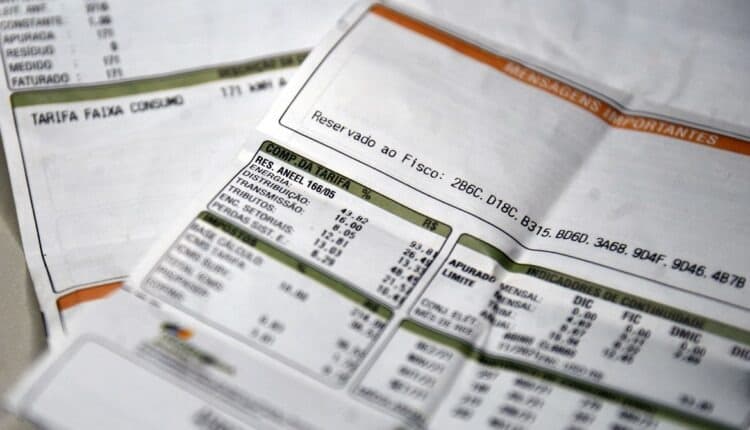 Valor de conta de luz cairá entre 2,5% e 10% a partir de setembro, diz ministro