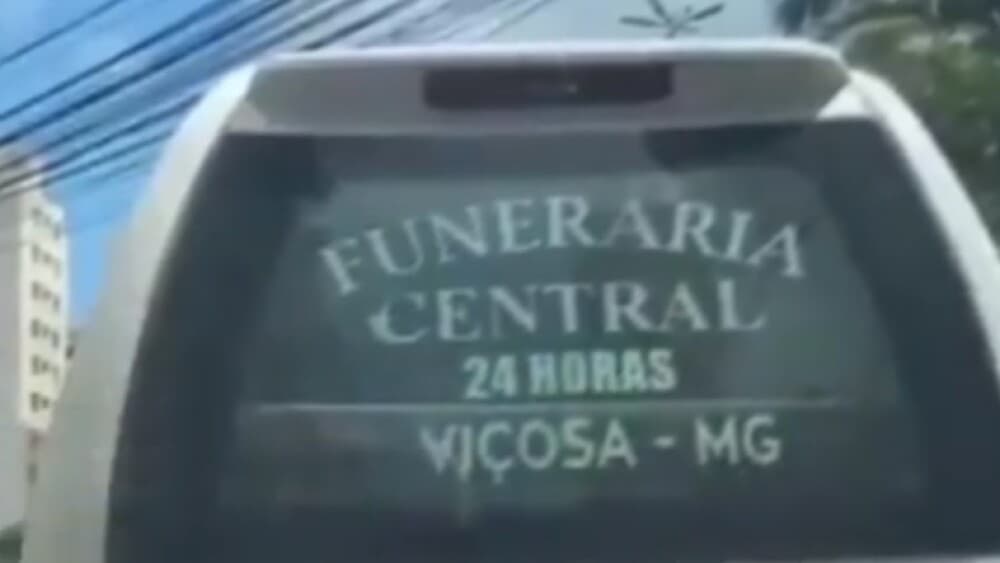 Vídeo: Motorista se assusta ao flagrar pé se mexendo dentro de carro de funerária em Minas Gerais