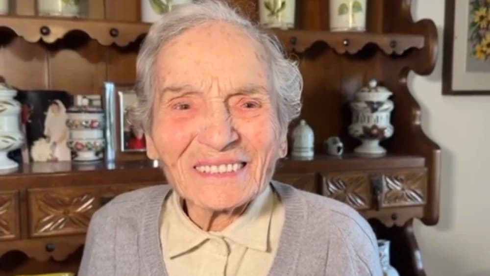 Itália: Mulher de 103 anos é pega dirigindo com habilitação vencida