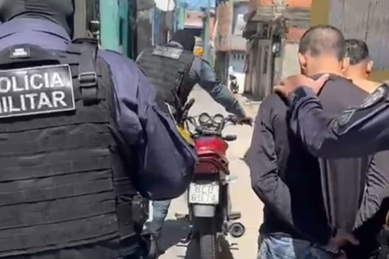 Receptação: dupla é detida com moto e celulares em Manaus