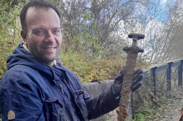 Caçador de tesouros encontra espada viking milenar em rio na Inglaterra