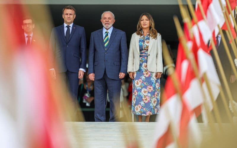 Macron afirma que Lula ‘restaurou’ a democracia no Brasil ao citar atos de 8 de janeiro