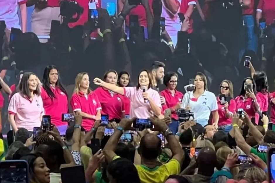 Michelle Bolsonaro convoca mulheres a “macetar” legalização das drogas e do aborto, na Bahia