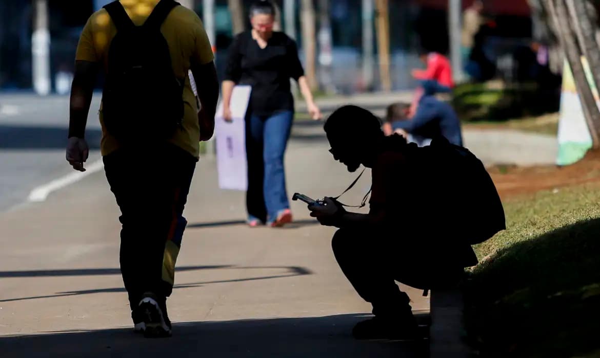 Deputado propõe facilitar emissão de documentos a pessoas em situação de rua no Amazonas