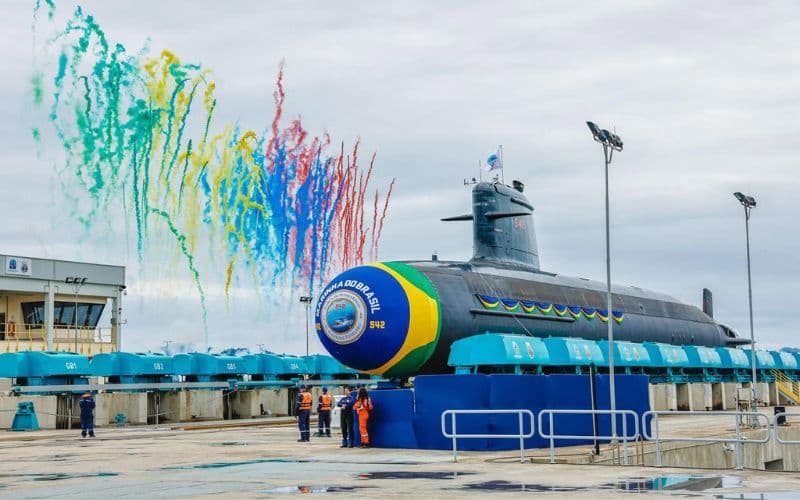 Lula deseja que Brasil desenvolva submarino nuclear com ajuda da França