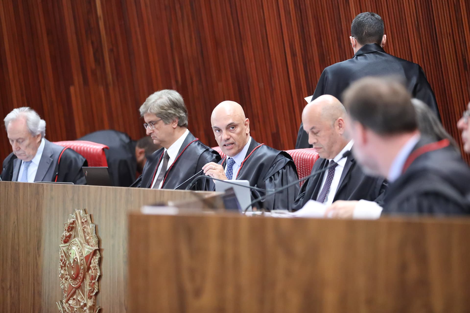 Em ano de eleições, TSE lança centro para combater desinformação