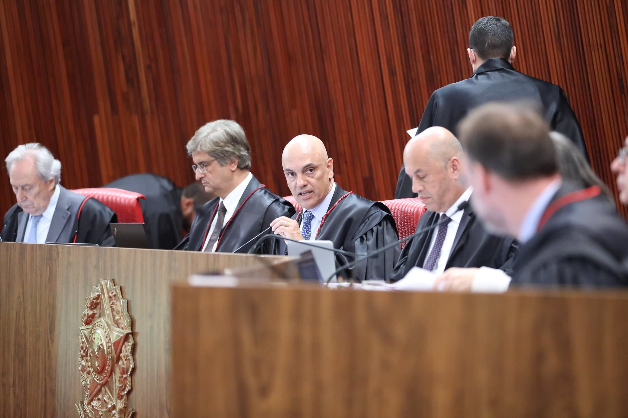 Em ano de eleições, TSE lança centro para combater desinformação