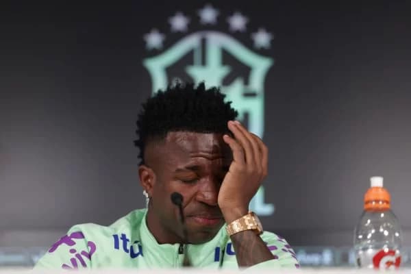 Vinicius Jr se emociona ao falar sobre preconceito racial e é aplaudido em coletiva da Seleção