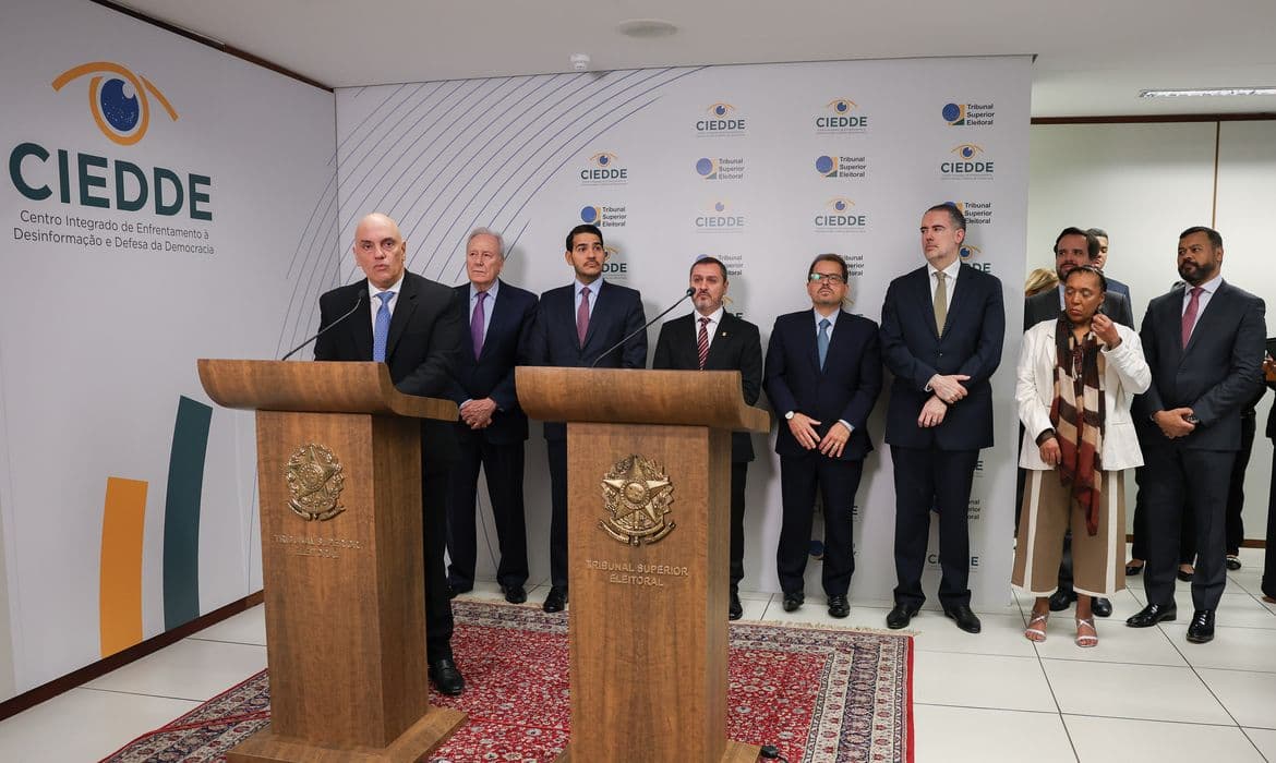 TSE, AGU e PF assinam acordo contra fake news nas eleições: “Lavagem cerebral do mal”, diz Moraes