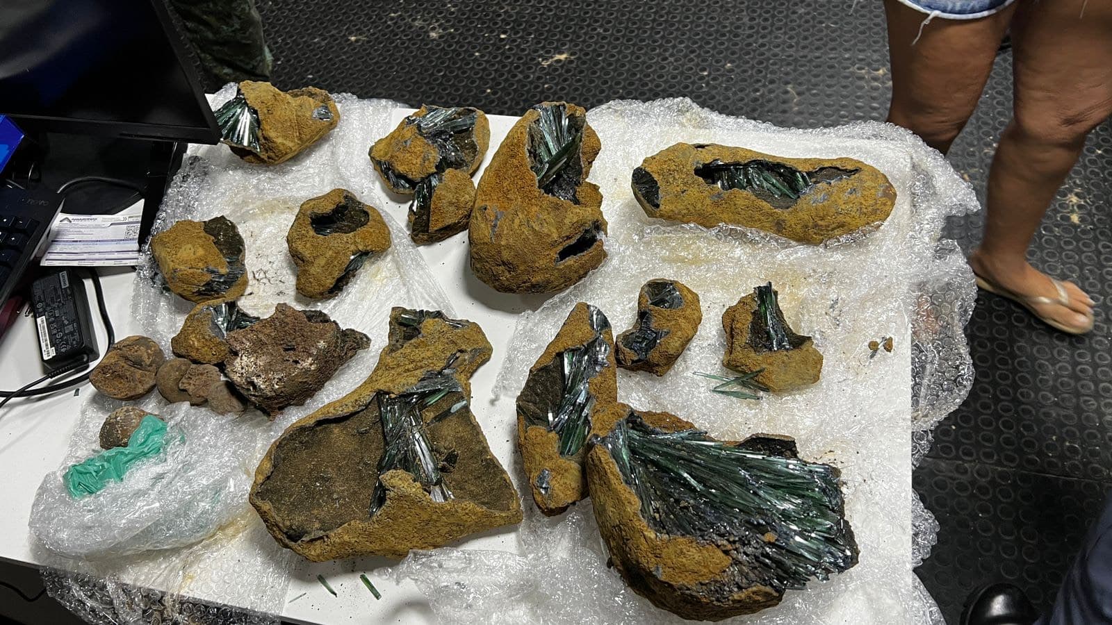 Avaliado em R$ 20 mil, cerca de 20 kg do mineral vivianita são apreendidos em embarcação, no AM