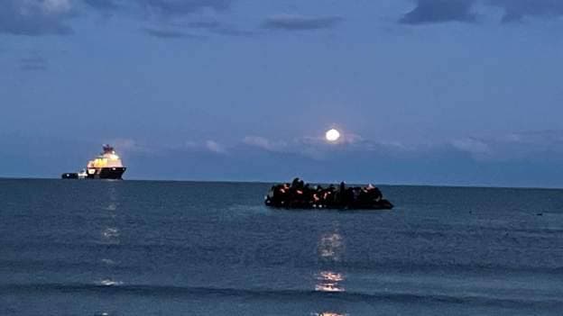 Cinco pessoas morrem durante travessia em pequeno barco no Canal da Mancha, na França