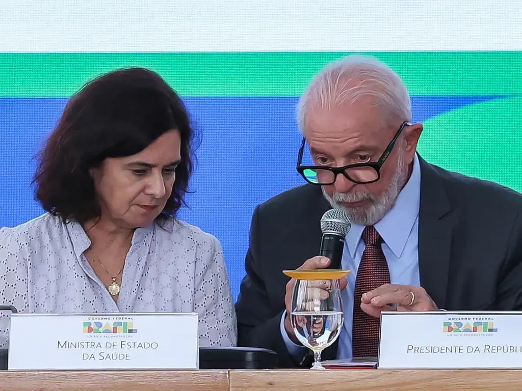 Lula faz afago à ministra da Saúde após críticas durante lançamento do SUS Digital