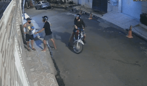 VÍDEO: Dupla em moto ‘encurrala’ homem em muro e rouba celular, em Manaus