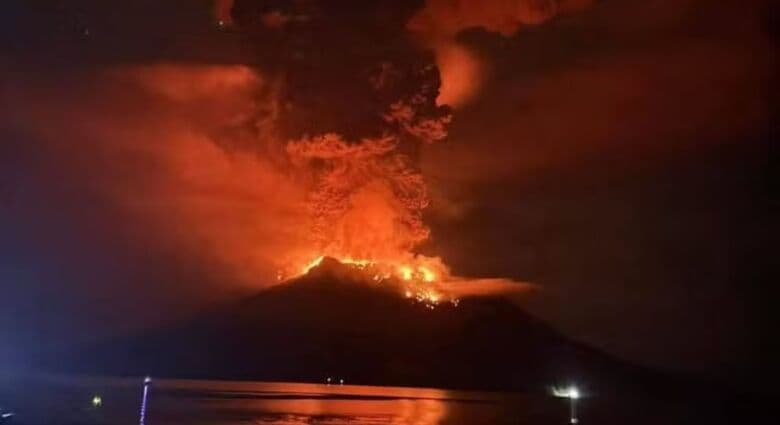 VÍDEO: Vulcão em erupção faz Indonésia emitir alerta de tsunami e evacuar mais de 10 mil pessoas