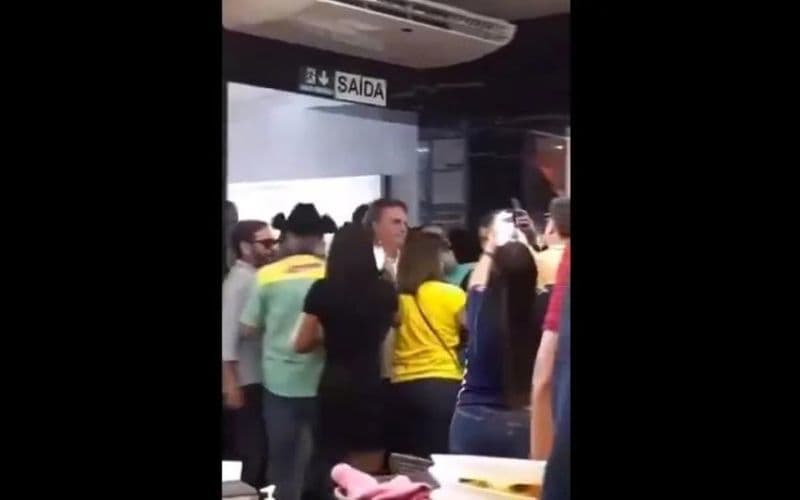 VÍDEO: Jair Bolsonaro é xingado e vaiado em restaurante de Goiânia