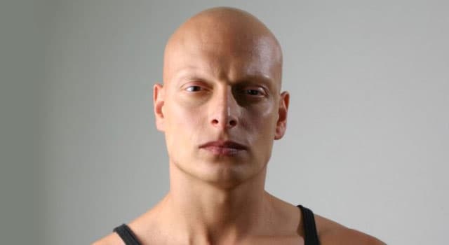 Ator de “Game of Thrones” pede indenização de R$ 200 milhões após ser preso por pedofilia