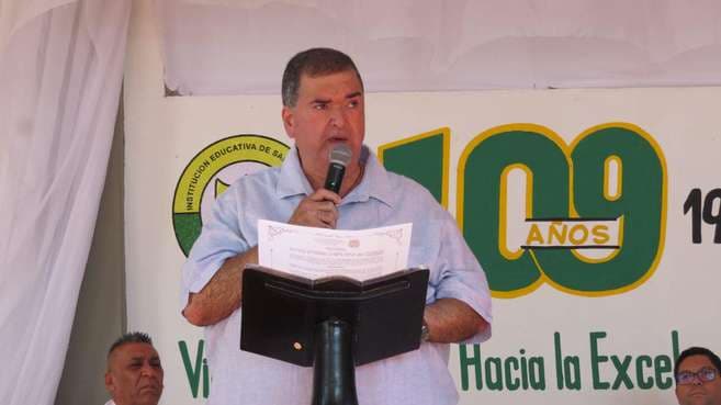 VÍDEO: Calça de prefeito cai durante discurso em escola, na Colômbia