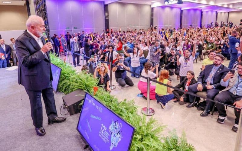 Lula afirma que grandes empresários não deveriam precisar do Estado e que classe média baixa paga 80% de imposto de renda no país