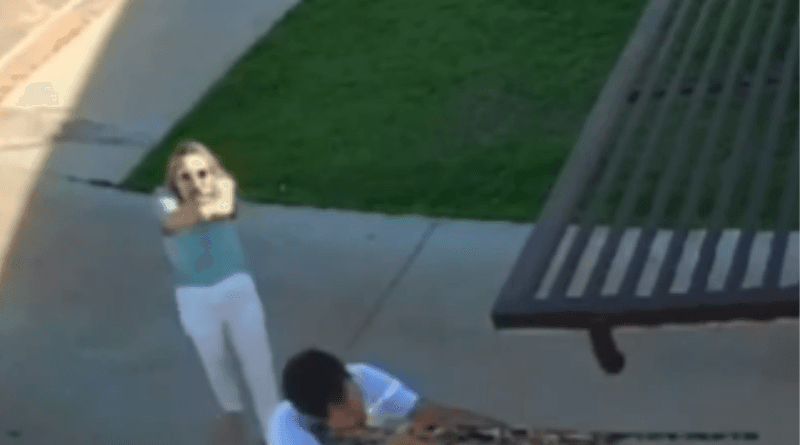 VÍDEO: Mulher suspeita de matar idosos e ferir padre a tiros sorriu para câmera de segurança antes de fugir