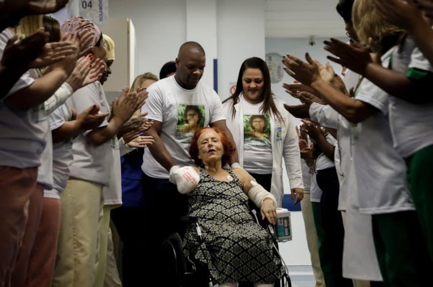 Escritora atacada por pitbulls no RJ recebe alta do hospital