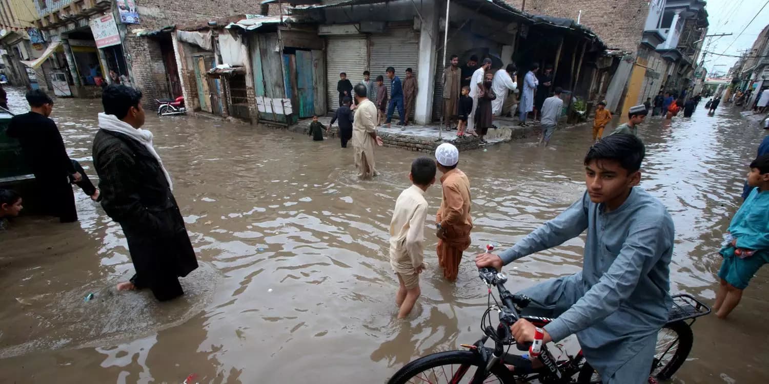 Ao menos 41 pessoas morrem em decorrência de três dias de chuvas fortes no Paquistão; veja vídeos