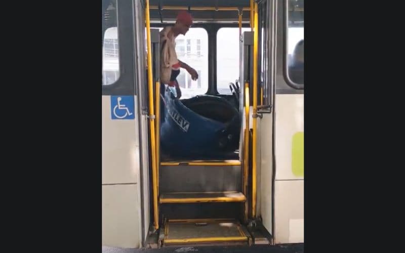 VÍDEO: No Rio, passageiro é expulso de ônibus ao embarcar com caixa-d’água