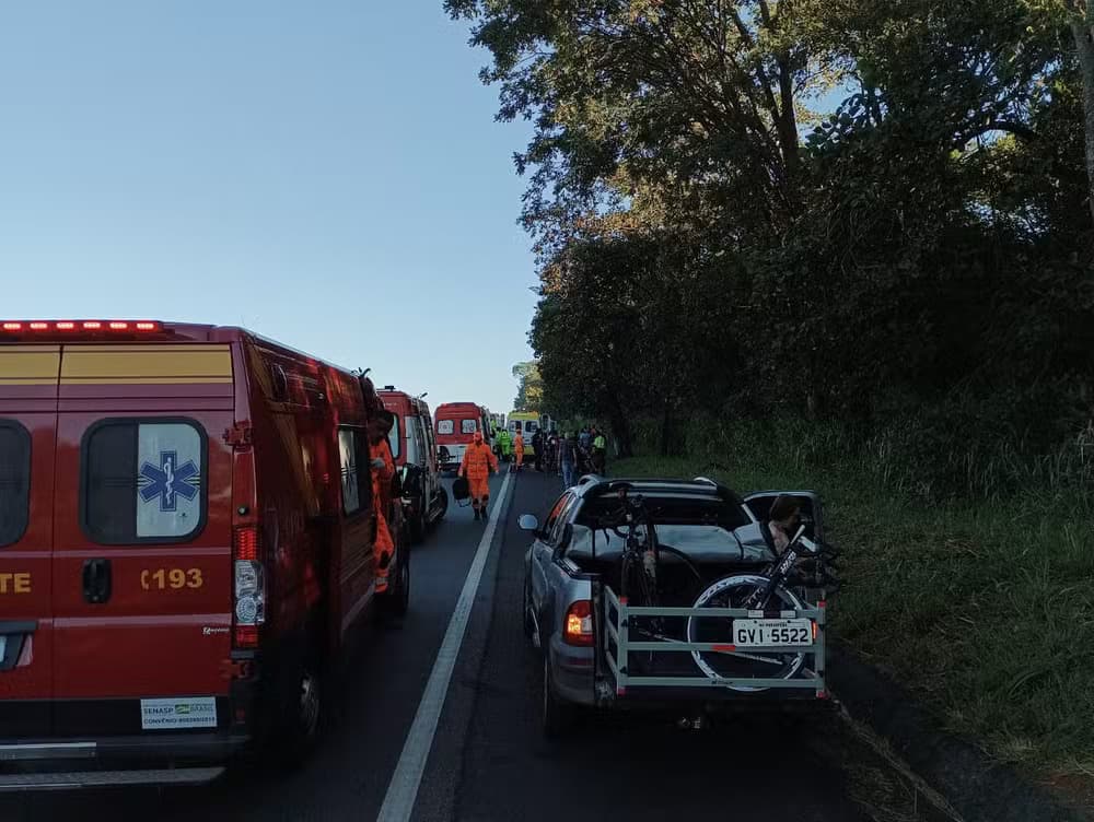VÍDEO: Van atropela 15 ciclistas em rodovia de MG; dois feridos estão em estado grave
