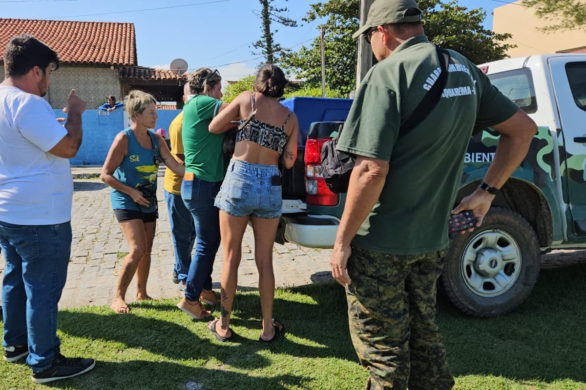 Polícia prende donos dos pitbulls que atacaram escritora no RJ