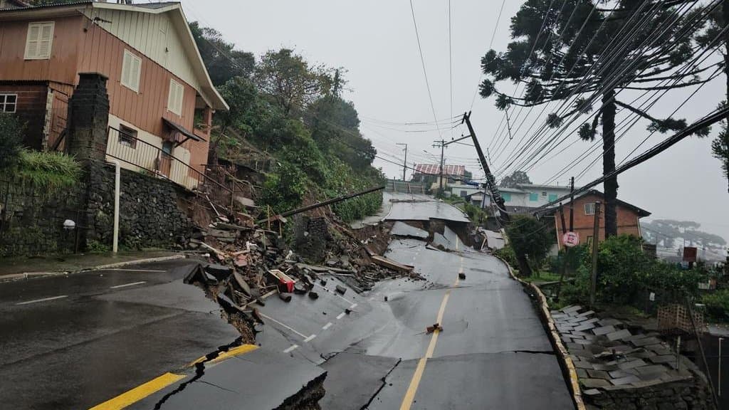 VÍDEO: Chuva provoca desmoronamento de rua em Gramado; Bairros são evacuados