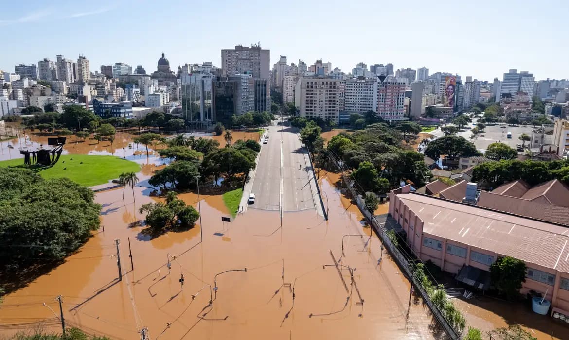 Lago Guaíba sobe e pode alagar Porto Alegre por 1 mês