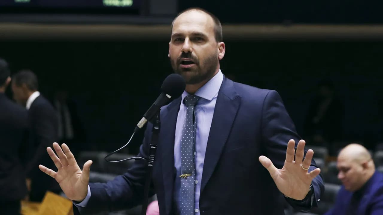 Líder do PT diz que Eduardo Bolsonaro estourou limite de faltas e aciona a PGR