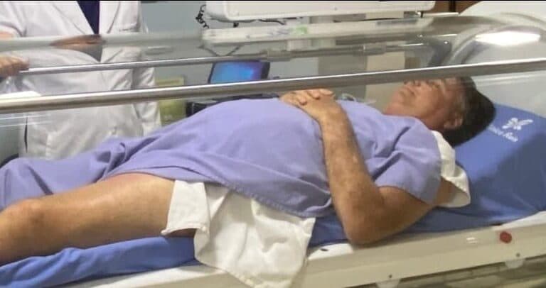 Internado em Manaus, Bolsonaro será transferido em UTI aérea por precaução