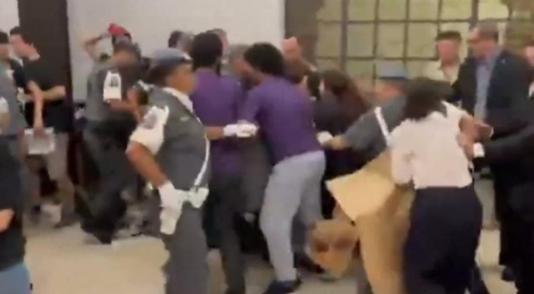 PMs e estudantes entram em confronto na USP, durante a posse do novo procurador-geral de Justiça