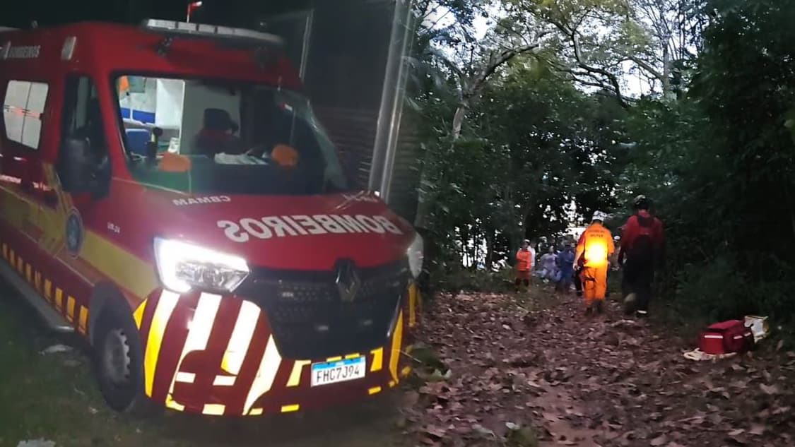 Paraquedista cai e fica preso por mais de 3h em árvore no Bairro da Paz