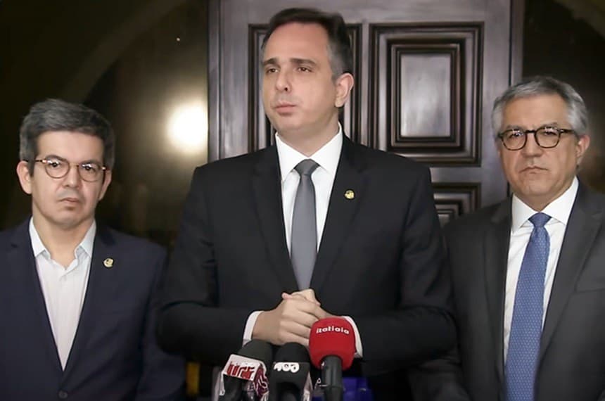 Presidente do Senado afirma que &#8220;questão do Imposto de Renda não é para agora&#8221;