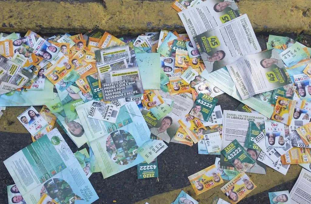 Candidatos que derramarem santinhos nas ruas podem ser cassados, sugere Amom Mandel