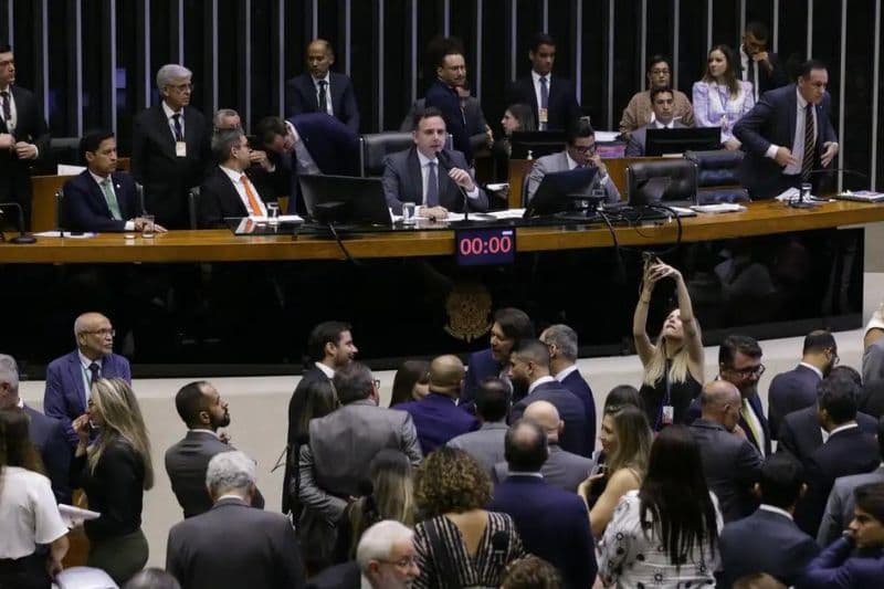 Congresso derruba veto de Lula e proíbe saidinhas de presos com apoio da bancada do AM