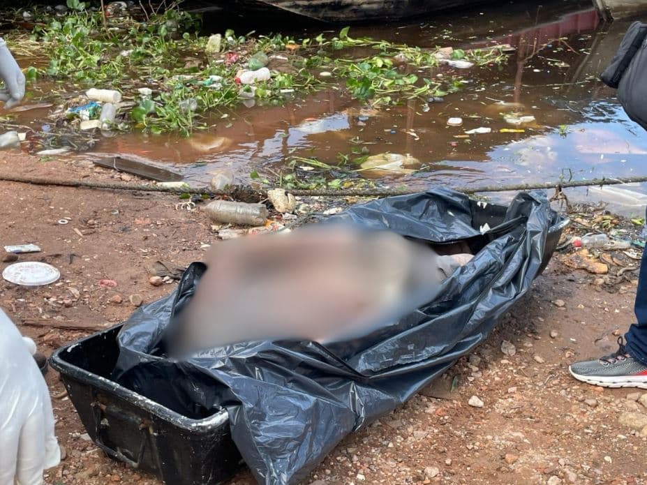 VÍDEO: Corpo em estado de decomposição é encontrado ‘boiando’ na Feira da Panair, em Manaus