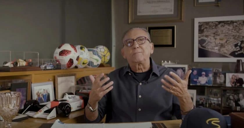 “Senna morreu no sofá da casa das pessoas”, diz Galvão Bueno sobre corrida fatal do piloto brasileiro