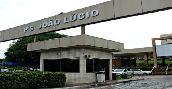 Motociclista é arremessado por carro e fica gravemente ferido em Manaus