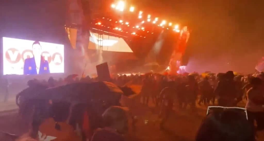 VÍDEO: Desabamento de palco em comício político deixa 9 mortos e 63 feridos, no México